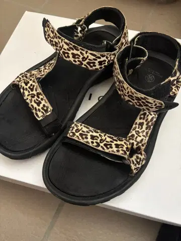레오파드 무늬 스포츠 샌들