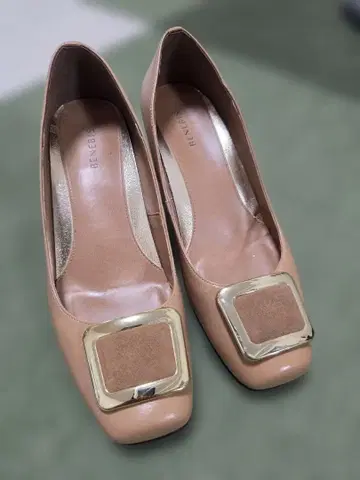 BENEBIS 베이지 가죽 펌프스 금장 장식 포함