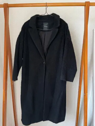 샤기 소재 블랙 롱 코트