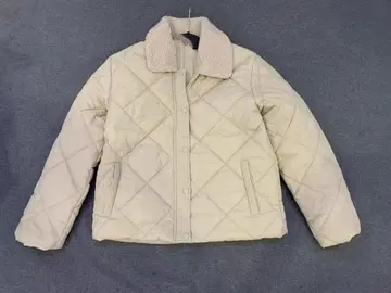 크림색 퀼팅 다운 자켓