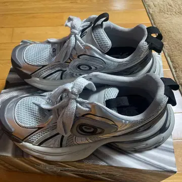 실버 스포티 스니커즈