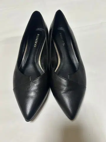 25 가을/겨울 신상 히미코 비대칭 V컷 플랫 펌프스 24.5cm 블랙