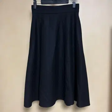 블랙 플레어 스커트 무릎 기장 울 100%