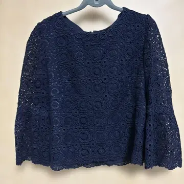 TO BE CHIC 네이비 레이스 플레어 슬리브 상의