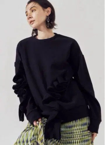 UN3D. 프릴 디자인 탑