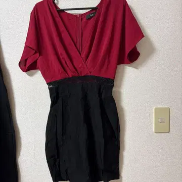 레이지 스토어 V넥 빨검 드레스