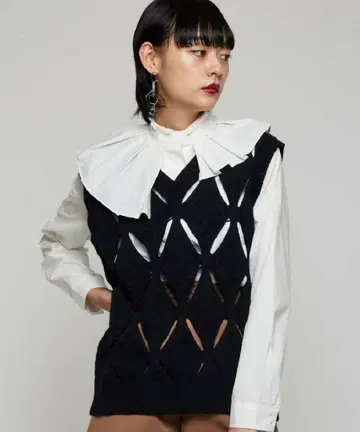 블랙 다이아몬드 컷 니트 베스트 개성적인 디자인