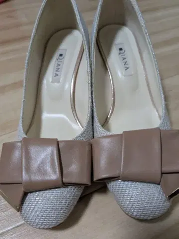 DIANA 다이애나 리본 포함 베이지 하이힐 펌프스