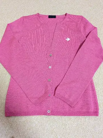 핑크 버튼 니트 가디건과 하이넥 앙상블