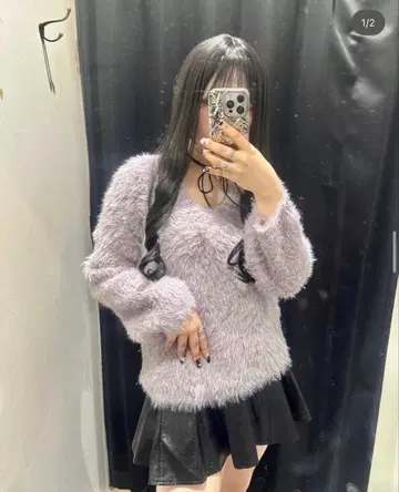 퍼 소재 V넥 스웨터 화이트