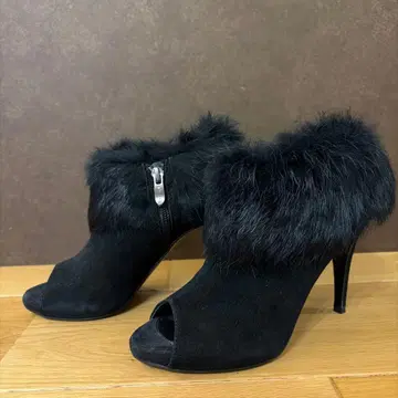 DIANA 블랙 퍼 오픈토 부티