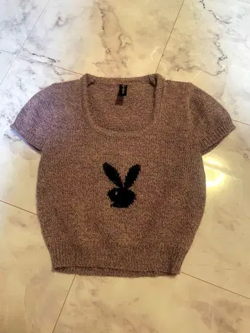 니트 상의 플레이보이 패턴