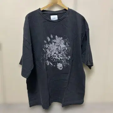 welise 꽃무늬 프린트 다크 그레이 T셔츠