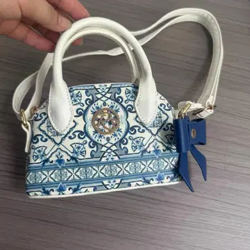 파랑과 화이트의 장식 미니 핸드백