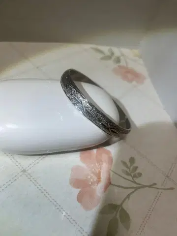 별 모티브와 텍스처가 더해진 스털링 실버 뱅글 팔찌