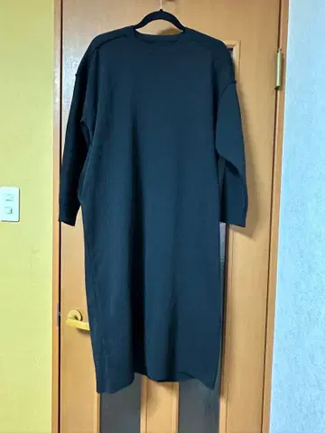 블랙 긴팔 무릎 기장 원피스