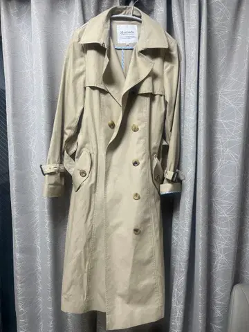베이지 더블 브레스트 트렌치코트