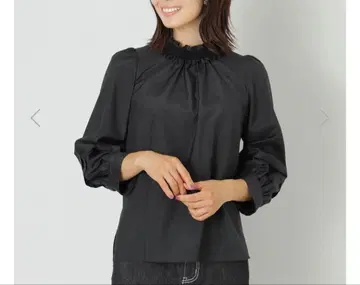 새상품 tobechic 브라이트 크로스 풀오버 블라우스 블랙 44