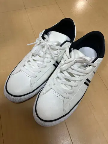컨버스 화이트 스트라이프 디자인 스니커즈