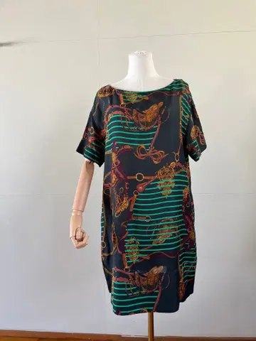 장식 패턴 반팔 원피스 블랙과 그린