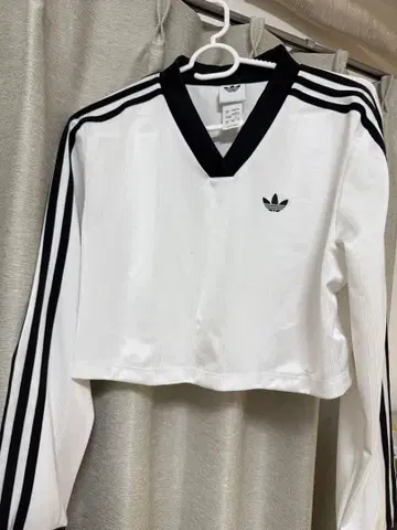 adidas 화이트 크롭 기장 상의
