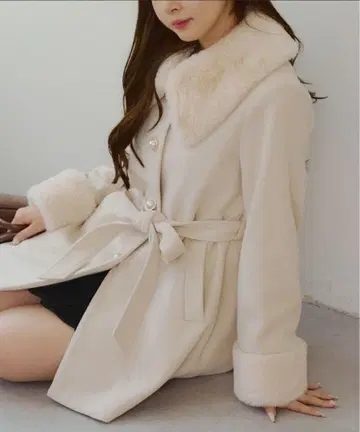 NICE CLAUP 택 포함 미사용 새상품 인조 모피 부착 미들 코트