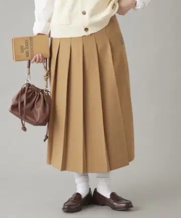 카멜 플리츠 스커트 무릎 아래 길이