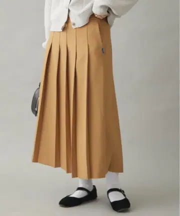 카멜 플리츠 스커트 무릎 아래 길이