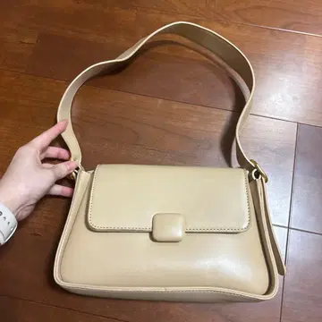 베이지 숄더백 플랩 디자인