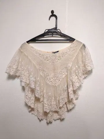 저널 스탠다드 케이프 아이보리 레이스 탈부착 카라