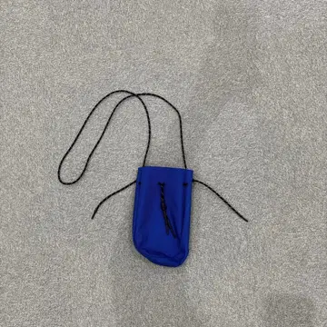 파란색 나일론 숄더백