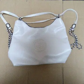 화이트 토트백 지퍼 포함