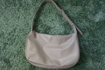 베이지 숄더백 합성 피혁
