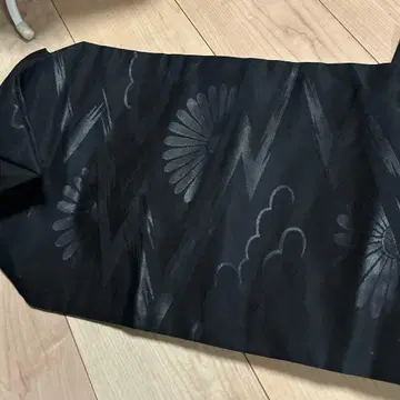 블랙 번개와 꽃 무늬의 전통적인 오비