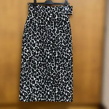 르 쿠르 블랑 레오파드 무늬 타이트 스커트