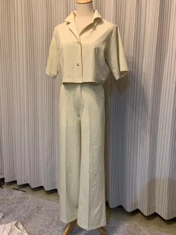 얇은 크림색 팬츠 셋업