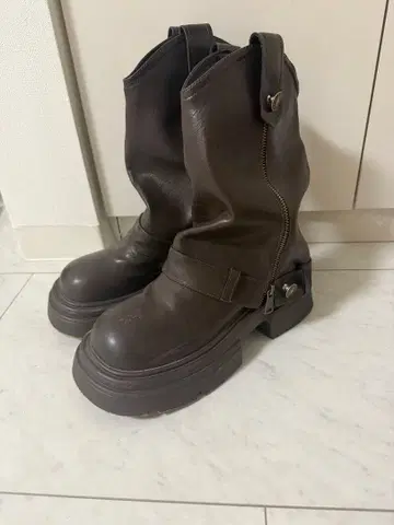 다크 브라운 통굽 가죽 부츠 24cm