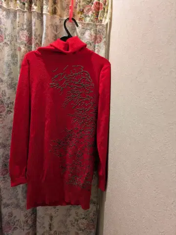 빨간색 자수 하이넥 원피스