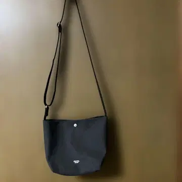 ORCIVAL 블랙 숄더백 스냅 버튼 포함