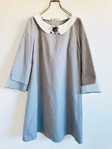 엑시즈팜 무릎 기장 원피스 그레이 스트라이프