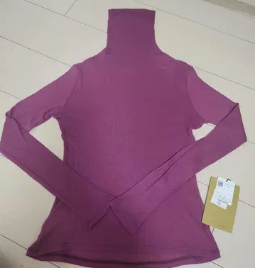 시빌라 미사용 새상품 택 포함 하이넥 울 티셔츠