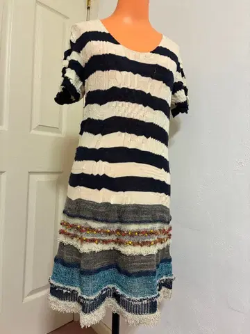 M&KYOKO 스트라이프 반팔 무릎 기장 프린지 원피스