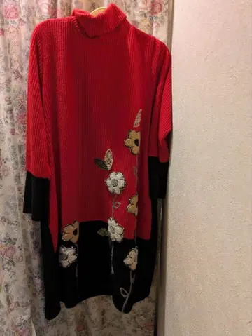 빨간색과 블랙의 꽃무늬 자수 터틀넥 원피스