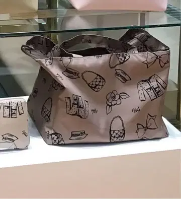2025 새상품 엠즈 그레이시 까멜리아 모티브 레지 바스켓 토트백 백