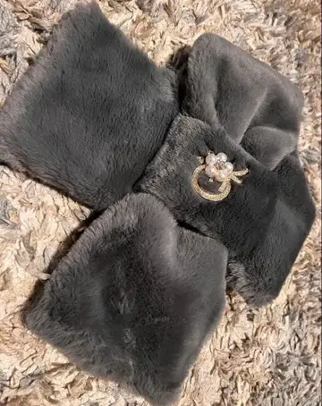 그레이 퍼 스타일 머플러 펄 브로치 포함