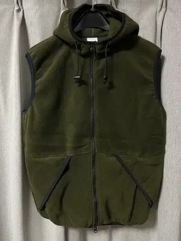 플리스 후드 부착 베스트 올리브 그린