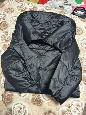 블랙 후드 부착 숏 기장 패딩 자켓