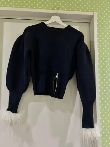 네이비 퍼 소매 니트 스웨터