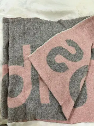 그레이와 핑크의 대형 머플러