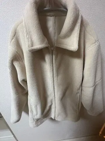 크림색 플리스 자켓